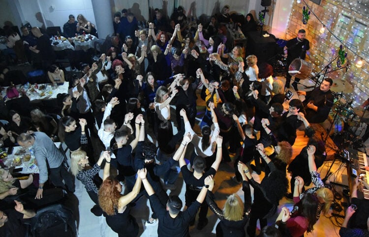 Στιγμιότυπο από παλαιότερο γλέντι του σωματείου (φωτ.: facebook / Σύλλογος Ποντίων Αγίας Βαρβάρας «Ο Φάρος»)