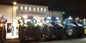 Τρακτέρ έξω από το πολιτιστικό κέντρο του δήμου Φαρσάλων (φωτ.: onlarissa.gr)