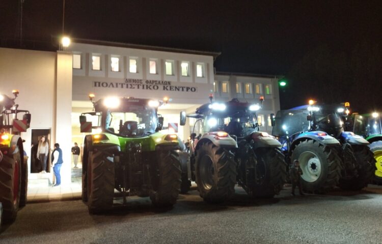 Τρακτέρ έξω από το πολιτιστικό κέντρο του δήμου Φαρσάλων (φωτ.: onlarissa.gr)