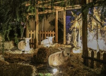 Φάτνη στην αυλή του Επισκοπείου Κατερίνης (φωτ.: facebook/Μητρόπολη Κίτρους, Κατερίνης και Πλαταμώνος)