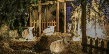 Φάτνη στην αυλή του Επισκοπείου Κατερίνης (φωτ.: facebook/Μητρόπολη Κίτρους, Κατερίνης και Πλαταμώνος)