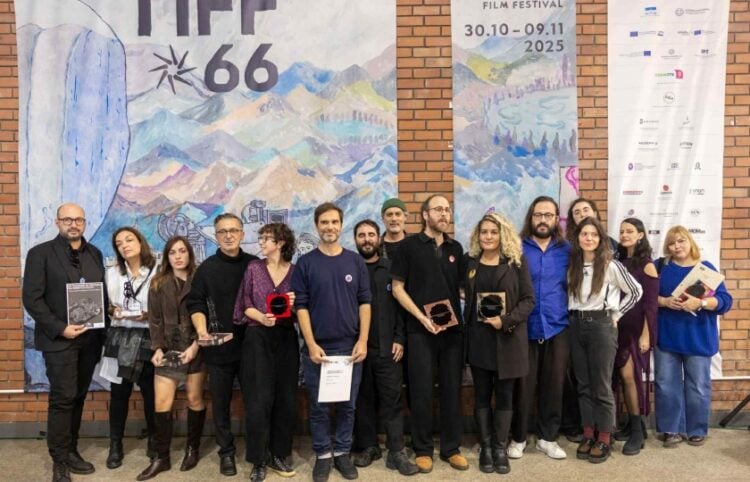 Οι νικητές του Φεστιβάλ με τα βραβεία τους (φωτ.: Φεστιβάλ Κινηματογράφου Θεσσαλονίκης)