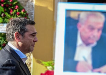 Ο Αλέξης Τσίπρας εκφωνεί επικήδειο για τον Αλέκο Φλαμπουράρη (φωτ.: EUROKINISSI / Τατιάνα Μπόλαρη)