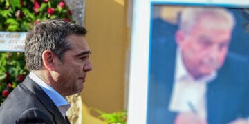 Ο Αλέξης Τσίπρας εκφωνεί επικήδειο για τον Αλέκο Φλαμπουράρη (φωτ.: EUROKINISSI / Τατιάνα Μπόλαρη)