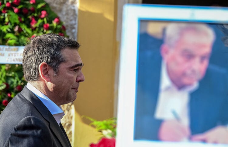 Ο Αλέξης Τσίπρας εκφωνεί επικήδειο για τον Αλέκο Φλαμπουράρη (φωτ.: EUROKINISSI / Τατιάνα Μπόλαρη)