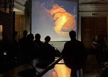 Στιγμιότυπο από την προβολή του ντοκιμαντέρ «Φως Καππαδοκίας» στο Μέγαρο της Παλαιάς Βουλής (φωτ.: Facebook / Ίδρυμα Ιστορικών Μελετών)