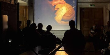 Στιγμιότυπο από την προβολή του ντοκιμαντέρ «Φως Καππαδοκίας» στο Μέγαρο της Παλαιάς Βουλής (φωτ.: Facebook / Ίδρυμα Ιστορικών Μελετών)