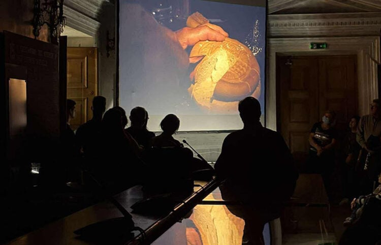 Στιγμιότυπο από την προβολή του ντοκιμαντέρ «Φως Καππαδοκίας» στο Μέγαρο της Παλαιάς Βουλής (φωτ.: Facebook / Ίδρυμα Ιστορικών Μελετών)