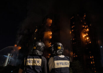 Πυροσβέστες επιχειρούν στους φλεγόμενους ουρανοξύστες στο Tai Po του Χονγκ Κονγκ, 26 Νοεμβρίου 2025 (φωτ.: EPA / Leung Man Hei)