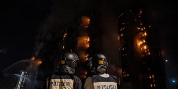 Πυροσβέστες επιχειρούν στους φλεγόμενους ουρανοξύστες στο Tai Po του Χονγκ Κονγκ, 26 Νοεμβρίου 2025 (φωτ.: EPA / Leung Man Hei)