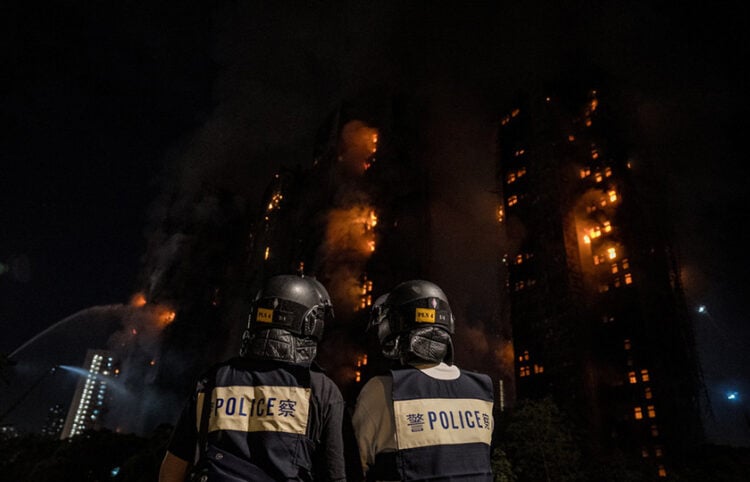Πυροσβέστες επιχειρούν στους φλεγόμενους ουρανοξύστες στο Tai Po του Χονγκ Κονγκ, 26 Νοεμβρίου 2025 (φωτ.: EPA / Leung Man Hei)