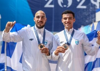 Ο Πέτρος Γκαϊδατζής (δεξιά) μαζί με τον Αντώνη Παπακωσταντίνου ποζάρουν με το χάλκινο ολυμπιακό μετάλλιο που κατέκτησαν στο Παρίσι (φωτ.: EUROKINISSI)