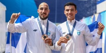 Ο Πέτρος Γκαϊδατζής (δεξιά) μαζί με τον Αντώνη Παπακωσταντίνου ποζάρουν με το χάλκινο ολυμπιακό μετάλλιο που κατέκτησαν στο Παρίσι (φωτ.: EUROKINISSI)