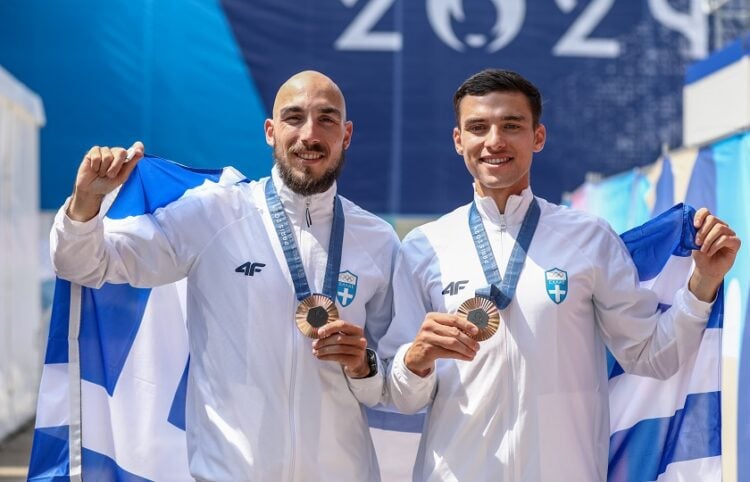 Ο Πέτρος Γκαϊδατζής (δεξιά) μαζί με τον Αντώνη Παπακωσταντίνου ποζάρουν με το χάλκινο ολυμπιακό μετάλλιο που κατέκτησαν στο Παρίσι (φωτ.: EUROKINISSI)