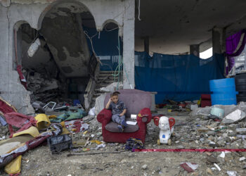 Ζωή στα ερείπια συνοικίας στην Πόλη της Γάζας (φωτ.: EPA / Mohammed Saber)