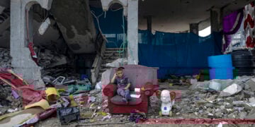 Ζωή στα ερείπια συνοικίας στην Πόλη της Γάζας (φωτ.: EPA / Mohammed Saber)