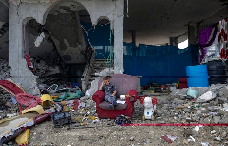 Ζωή στα ερείπια συνοικίας στην Πόλη της Γάζας (φωτ.: EPA / Mohammed Saber)