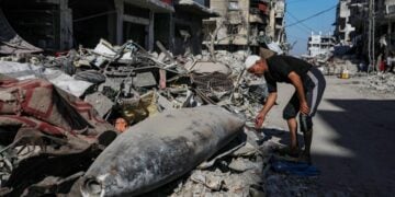 Παλαιστίνιος περιεργάζεται ισραηλινό πύραυλο σε δρόμο της Γάζας (φωτ.: EPA/Mohammed Saber)