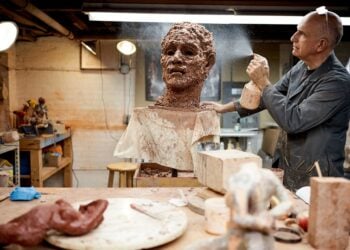 Ο Τζορτζ Πετρίδης με μια από της «Ελληνικές κεφαλές» του (φωτ.: Simatos/Cadena)