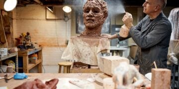 Ο Τζορτζ Πετρίδης με μια από της «Ελληνικές κεφαλές» του (φωτ.: Simatos/Cadena)