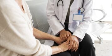 Ανάμεσα στα επιδόματα που θα δοθούν είναι ασθένειας (φωτ.: freepik)