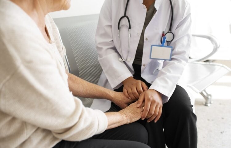 Ανάμεσα στα επιδόματα που θα δοθούν είναι ασθένειας (φωτ.: freepik)