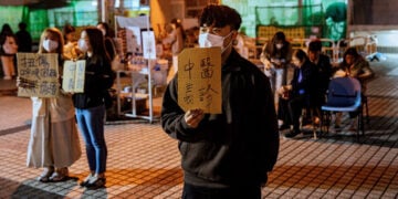 Εθελοντές προσφέρουν υπηρεσίες και αγαθά στους πληγέντες από τη φονική πυρκαγιά (φωτ.: EPA / Leung Man Hei)