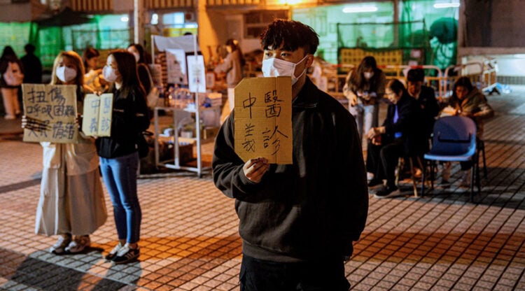 Εθελοντές προσφέρουν υπηρεσίες και αγαθά στους πληγέντες από τη φονική πυρκαγιά (φωτ.: EPA / Leung Man Hei)