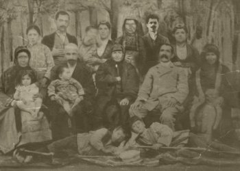 Οικογένεια της Ίμερας, 1914-5. Το κοριτσάκι αριστερά στην αγκαλιά της γιαγιάς είναι θεία της δωρήτριας Μαρίας Πεχωρικίδου  (πηγή: Επιτροπή Ποντιακών Μελετών / Μουσείο Ποντιακού Ελληνισμού)