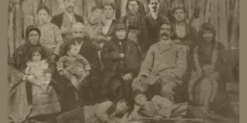 Οικογένεια της Ίμερας, 1914-5. Το κοριτσάκι αριστερά στην αγκαλιά της γιαγιάς είναι θεία της δωρήτριας Μαρίας Πεχωρικίδου (πηγή: Επιτροπή Ποντιακών Μελετών / Μουσείο Ποντιακού Ελληνισμού)