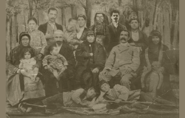 Οικογένεια της Ίμερας, 1914-5. Το κοριτσάκι αριστερά στην αγκαλιά της γιαγιάς είναι θεία της δωρήτριας Μαρίας Πεχωρικίδου (πηγή: Επιτροπή Ποντιακών Μελετών / Μουσείο Ποντιακού Ελληνισμού)