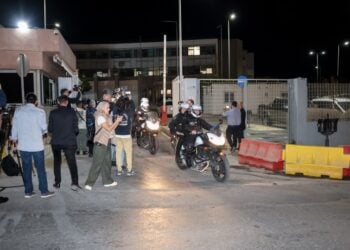 Αστυνομικοί και δημοσιογράφοι έξω από την Αστυνομική Διεύθυνση Ηρακλείου (φωτ.: EUROKINISSI/Στέφανος Ραπάνης)