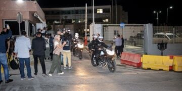Αστυνομικοί και δημοσιογράφοι έξω από την Αστυνομική Διεύθυνση Ηρακλείου (φωτ.: EUROKINISSI/Στέφανος Ραπάνης)