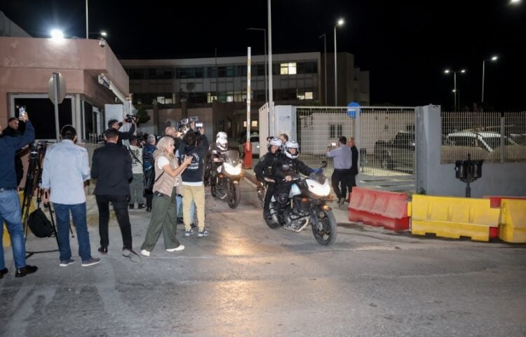 Αστυνομικοί και δημοσιογράφοι έξω από την Αστυνομική Διεύθυνση Ηρακλείου (φωτ.: EUROKINISSI/Στέφανος Ραπάνης)