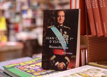 Σε βιβλιοπωλείο στο Παρίσι, το βιβλίο με τα απομνημονεύματα του Χουάν Κάρλος (φωτ.: EPA / Teresa Suarez)
