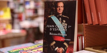 Σε βιβλιοπωλείο στο Παρίσι, το βιβλίο με τα απομνημονεύματα του Χουάν Κάρλος (φωτ.: EPA / Teresa Suarez)