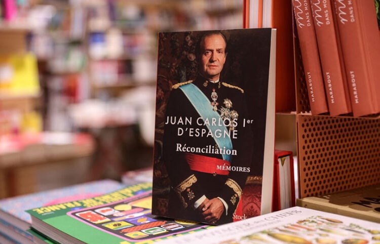 Σε βιβλιοπωλείο στο Παρίσι, το βιβλίο με τα απομνημονεύματα του Χουάν Κάρλος (φωτ.: EPA / Teresa Suarez)