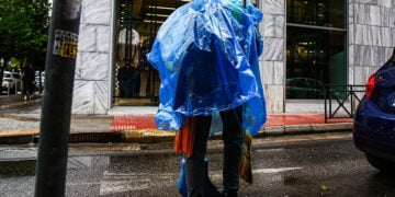 Στιγμιότυπο από δρόμο του Πειραιά κατά την διάρκεια βροχόπτωσης (φωτ.: EUROKINISSI / Δανάη Δαυλοπούλου)