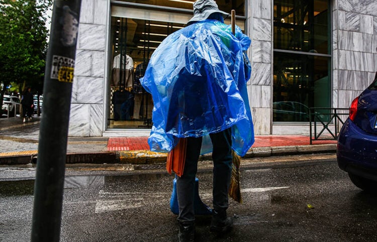 Στιγμιότυπο από δρόμο του Πειραιά κατά την διάρκεια βροχόπτωσης (φωτ.: EUROKINISSI / Δανάη Δαυλοπούλου)