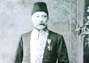 Ο Θεόδωρος Κασάπης με ευρωπαϊκά ρούχα και φέσι (πηγή: Wikipedia)