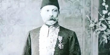 Ο Θεόδωρος Κασάπης με ευρωπαϊκά ρούχα και φέσι (πηγή: Wikipedia)