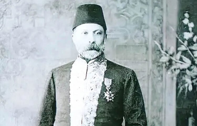 Ο Θεόδωρος Κασάπης με ευρωπαϊκά ρούχα και φέσι (πηγή: Wikipedia)