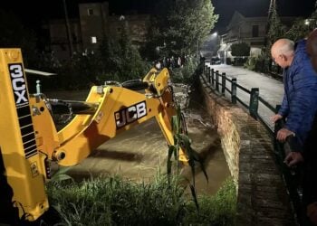 Καθαρισμός φερτών υλικών στην περιοχή του Ποταμού, στην Κέρκυρα (φωτ.: enimerosi.com/Ελένη Κορωνάκη)