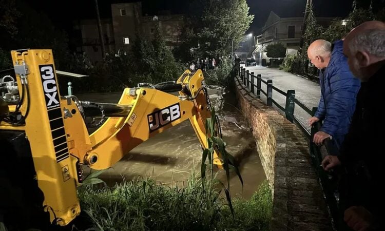 Καθαρισμός φερτών υλικών στην περιοχή του Ποταμού, στην Κέρκυρα (φωτ.: enimerosi.com/Ελένη Κορωνάκη)