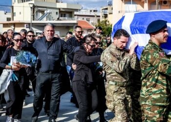 Κηδεία του 19χρονου ΕΠΟΠ Ραφαήλ Γαλυφιανάκη, ο οποίος σκοτώθηκε από έκρηξη χειροβομβίδας κατά τη διάρκεια άσκησης στην Αφάντου της Ρόδου, από τον Ιερό Ναό Αγίου Τίτου στο Τυμπάκι Ηρακλείου στην Κρήτη, Παρασκευή 28 Νοεμβρίου 2025. (φωτ.: Στέφανος Ραπάνης/EUROKINISSI)