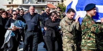 Κηδεία του 19χρονου ΕΠΟΠ Ραφαήλ Γαλυφιανάκη, ο οποίος σκοτώθηκε από έκρηξη χειροβομβίδας κατά τη διάρκεια άσκησης στην Αφάντου της Ρόδου, από τον Ιερό Ναό Αγίου Τίτου στο Τυμπάκι Ηρακλείου στην Κρήτη, Παρασκευή 28 Νοεμβρίου 2025. (φωτ.: Στέφανος Ραπάνης/EUROKINISSI)