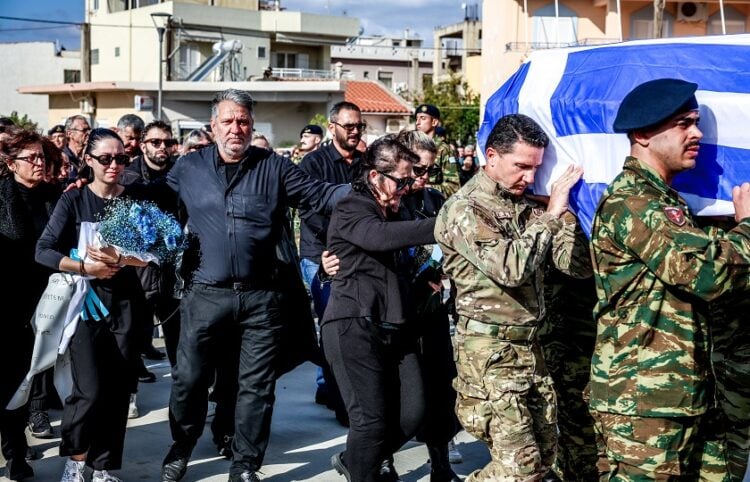 Κηδεία του 19χρονου ΕΠΟΠ Ραφαήλ Γαλυφιανάκη, ο οποίος σκοτώθηκε από έκρηξη χειροβομβίδας κατά τη διάρκεια άσκησης στην Αφάντου της Ρόδου, από τον Ιερό Ναό Αγίου Τίτου στο Τυμπάκι Ηρακλείου στην Κρήτη, Παρασκευή 28 Νοεμβρίου 2025. (φωτ.: Στέφανος Ραπάνης/EUROKINISSI)