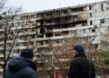 Ουκρανοί κοιτούν τις ζημιές σε εννιαώροφη πολυκατοικία μετά από ρωσικό πλήγμα στη διάρκεια της νύχτας. Κίεβο, 25 Νοεμβρίου 2025 (φωτ.: EPA / Sergey Kozlov)