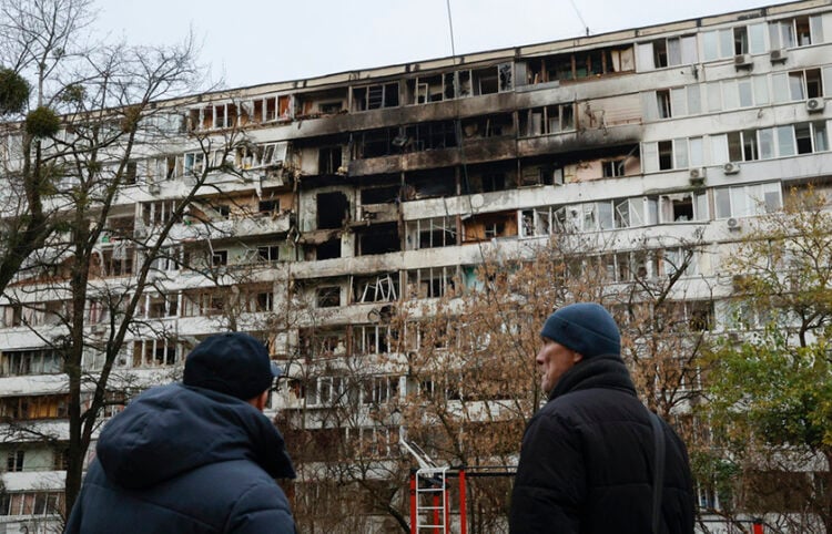 Ουκρανοί κοιτούν τις ζημιές σε εννιαώροφη πολυκατοικία μετά από ρωσικό πλήγμα στη διάρκεια της νύχτας. Κίεβο, 25 Νοεμβρίου 2025 (φωτ.: EPA / Sergey Kozlov)