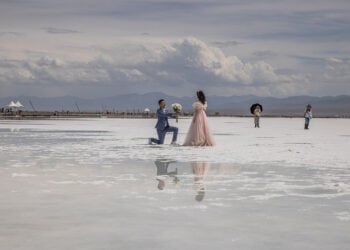 Ζευγάρι που πρόκειται να παντρευτεί φωτογραφίζεται στη λίμνη Τσάκα, έναν δημοφιλή προορισμό στην επαρχία Τσινγκχάι της Κίνας (φωτ.: EPA / Roman Pilipey)